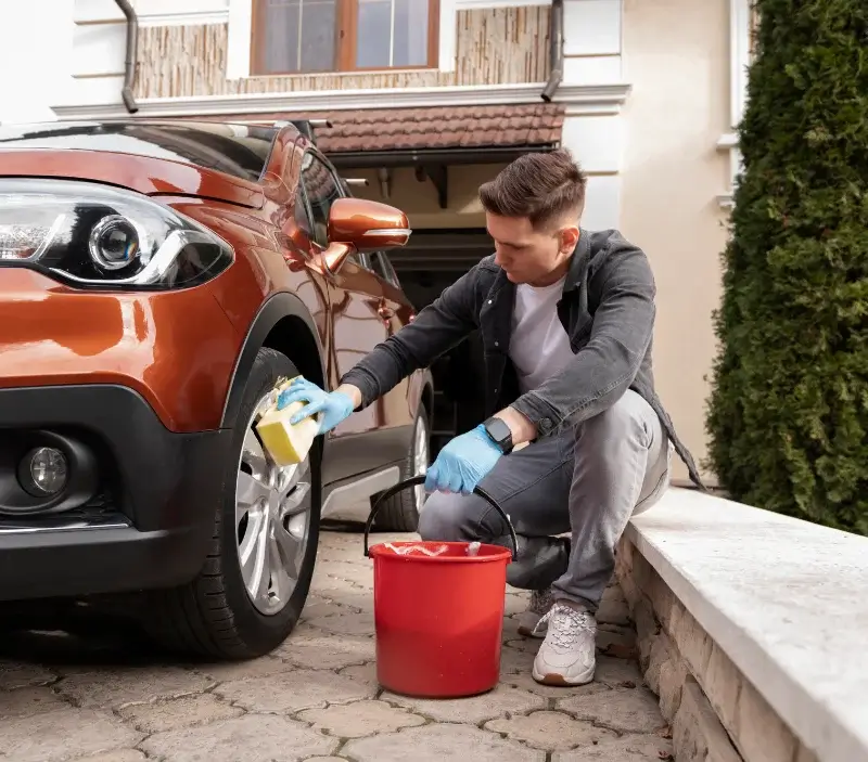 Lavage auto à domicile Cuzorn : professionnel intervenant sur un véhicule